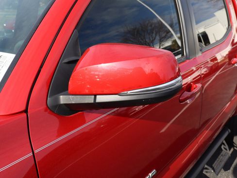 Used 2018 Toyota Tacoma TRD Off-Road w/ TRD Premium Off Road Package image 17