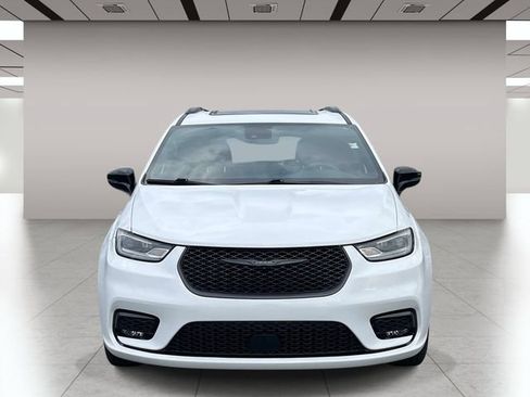 Used 2025 Chrysler Pacifica Limited FWD image 9