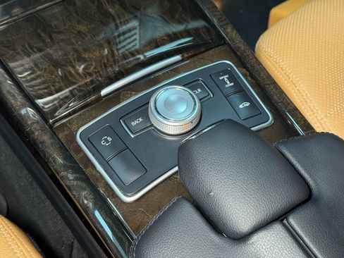 Used 2010 Mercedes-Benz E 550 Sedan image 41