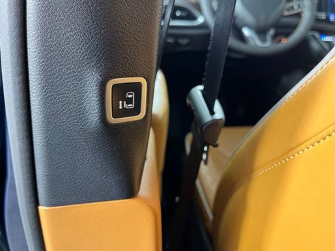 Used 2023 Chrysler Pacifica Pinnacle FWD image 11