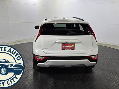 Used 2023 Kia Niro SX image 6