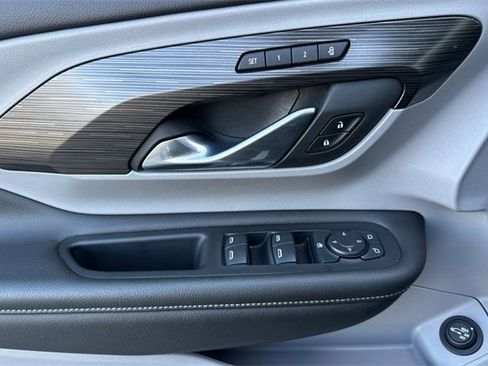 Used 2024 GMC Terrain SLT image 11