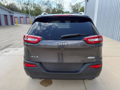 Used 2017 Jeep Cherokee Latitude AWD/4WD image 10
