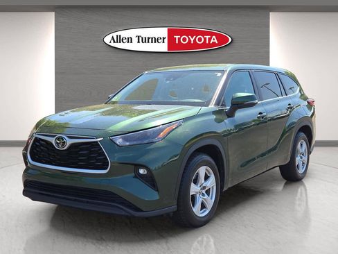 Used 2023 Toyota Highlander LE FWD image 3