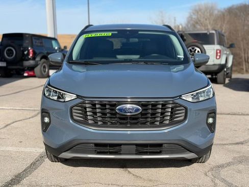 Used 2025 Ford Escape SE image 2