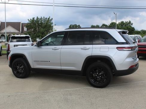Used 2025 Jeep Grand Cherokee Altitude AWD/4WD image 3