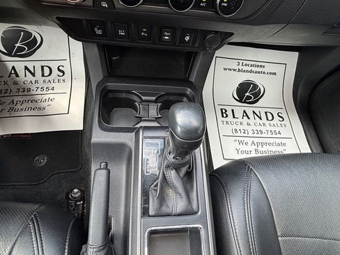 Used 2017 Toyota Tacoma TRD Off-Road w/ Premium & Technology Package image 28