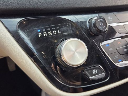 Used 2020 Chrysler Voyager LX FWD image 29