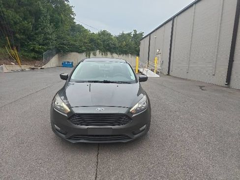 Used 2018 Ford Focus SE w/ SE Appearance Package FWD image 7