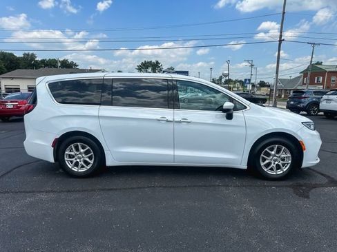 Used 2023 Chrysler Pacifica Touring-L FWD image 9