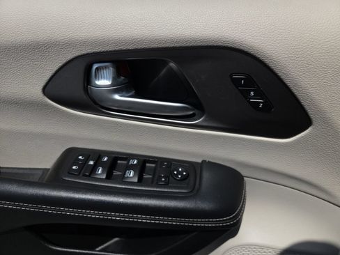 Used 2023 Chrysler Pacifica Touring-L FWD image 23