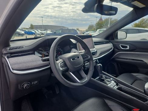 Used 2023 Jeep Compass Latitude image 2