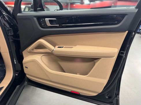 Used 2024 Porsche Macan S w/ Premium Plus Package image 26