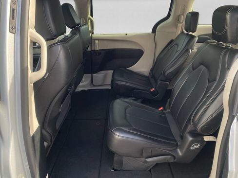 Used 2024 Chrysler Pacifica Touring-L FWD image 25