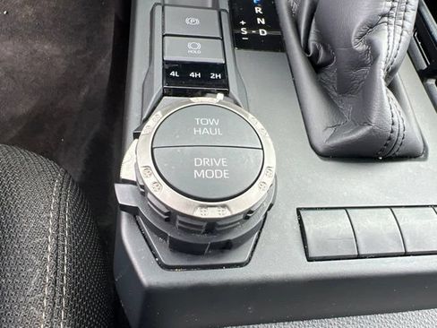 Used 2025 Toyota 4Runner SR5 AWD/4WD image 22