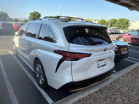Certified 2023 Toyota Sienna Platinum FWD image 4