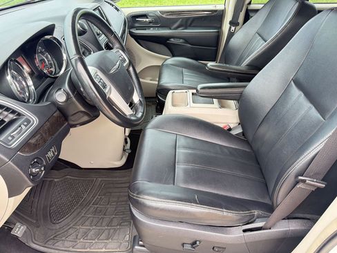 Used 2016 Chrysler Town & Country Touring FWD image 5