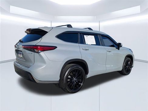 Used 2023 Toyota Highlander Bronze Edition image 4