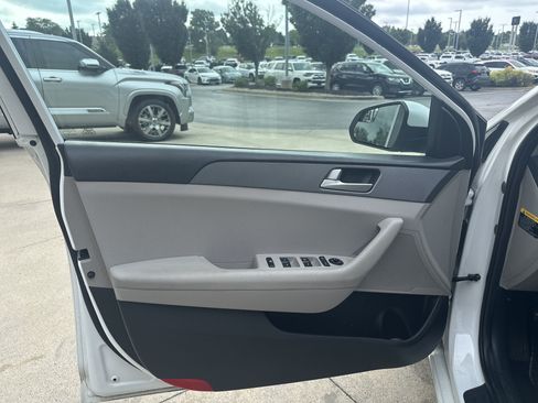 Used 2017 Hyundai Sonata SE FWD image 21
