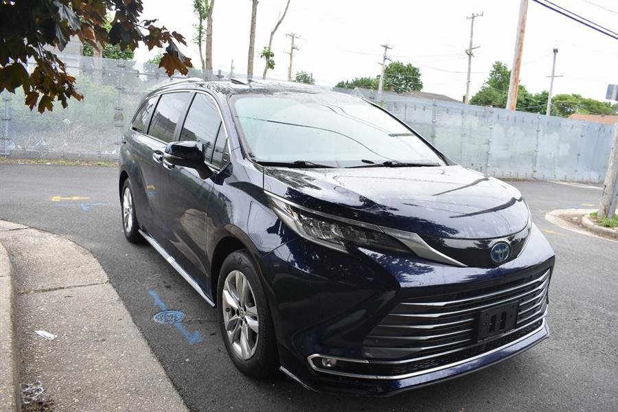 Used 2024 Toyota Sienna LE FWD image 4