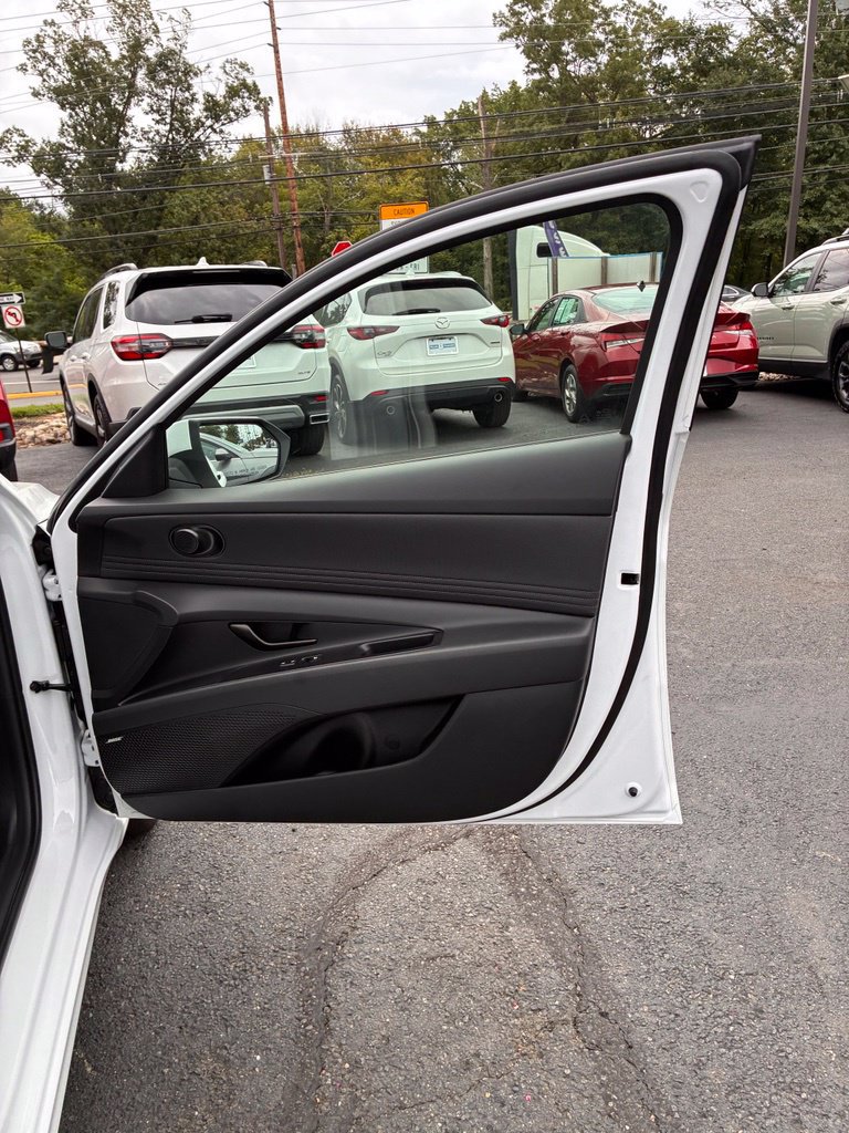 Certified 2025 Hyundai Elantra Limited FWD image 20