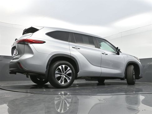 Used 2023 Toyota Highlander XLE image 33