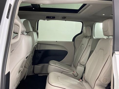 Used 2020 Chrysler Pacifica Limited FWD image 16