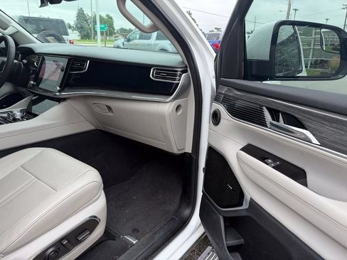 Used 2022 Jeep Wagoneer Series III w/ Premium Group I AWD/4WD image 18