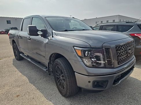 Used 2018 Nissan Titan SL AWD/4WD image 2