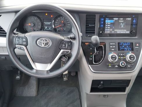 Used 2017 Toyota Sienna LE image 19