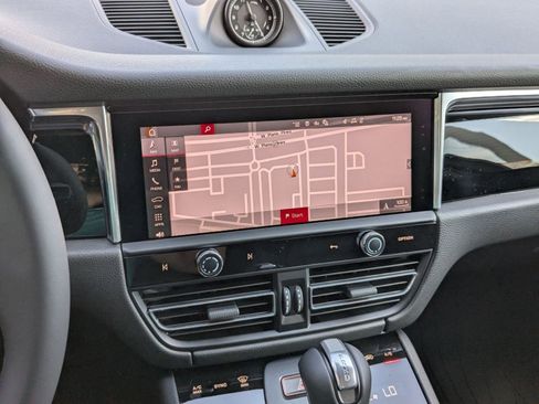 Certified 2026 Porsche Macan AWD/4WD image 17