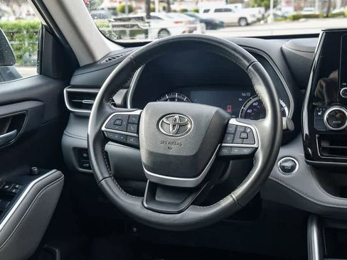 Used 2023 Toyota Highlander XLE image 12