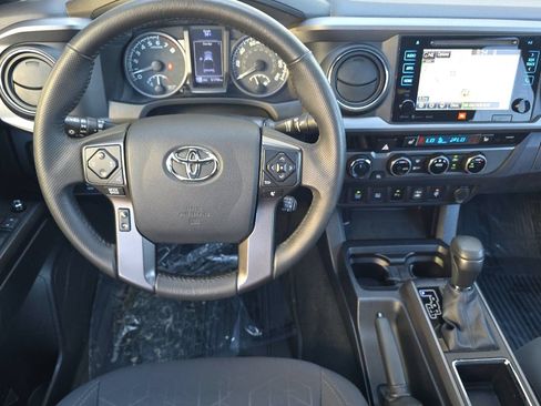 Used 2017 Toyota Tacoma TRD Sport AWD/4WD image 11