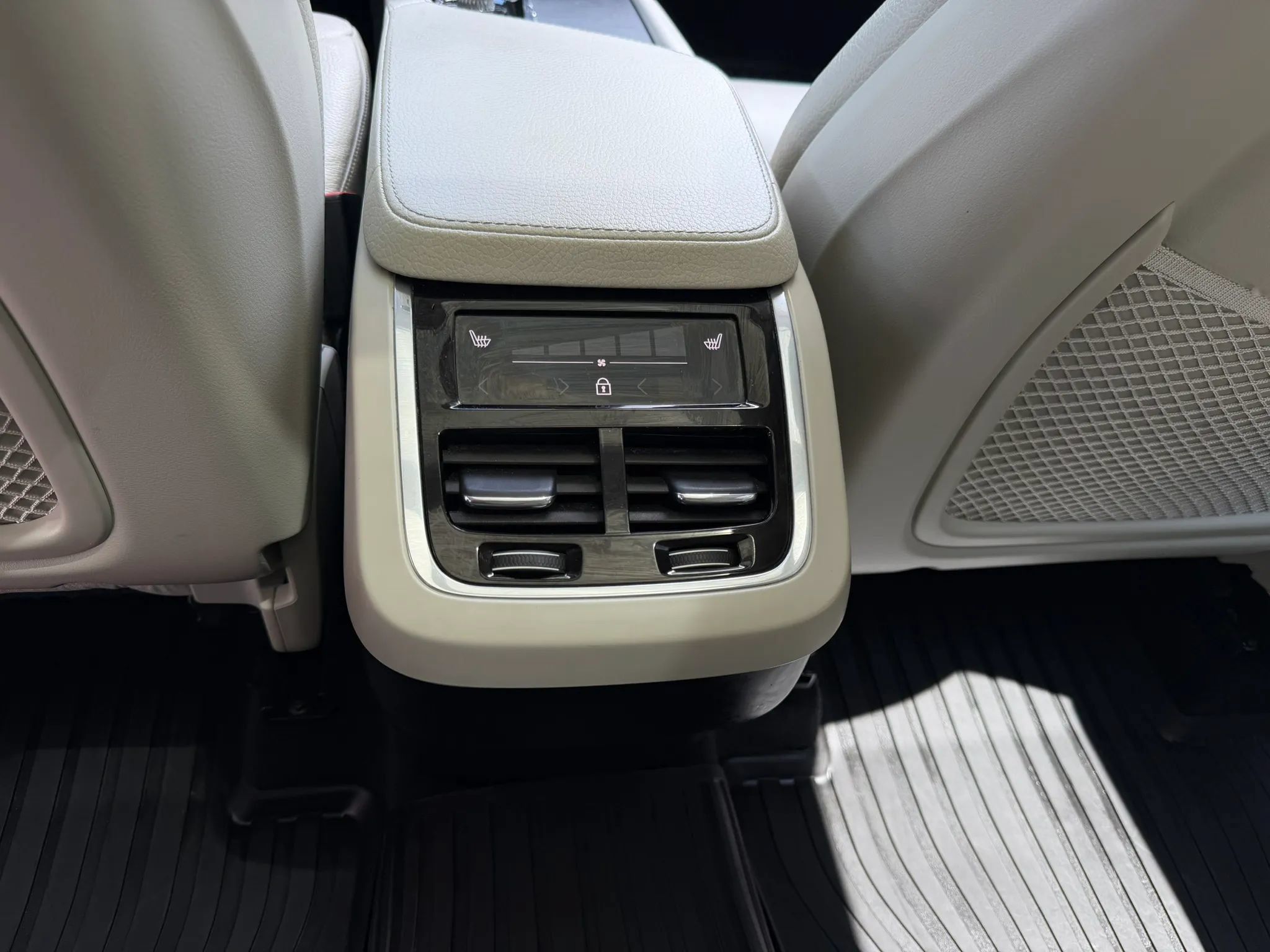 Used 2020 Volvo XC90 T6 Momentum w/ Protection Package Premier AWD/4WD image 23