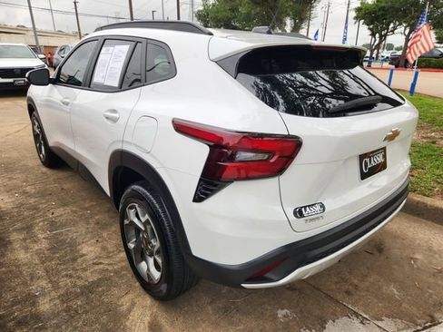 Used 2025 Chevrolet Trax LT FWD image 4