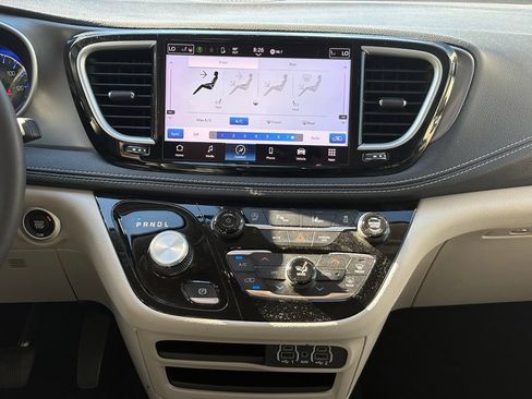 Used 2024 Chrysler Pacifica Touring-L FWD image 14
