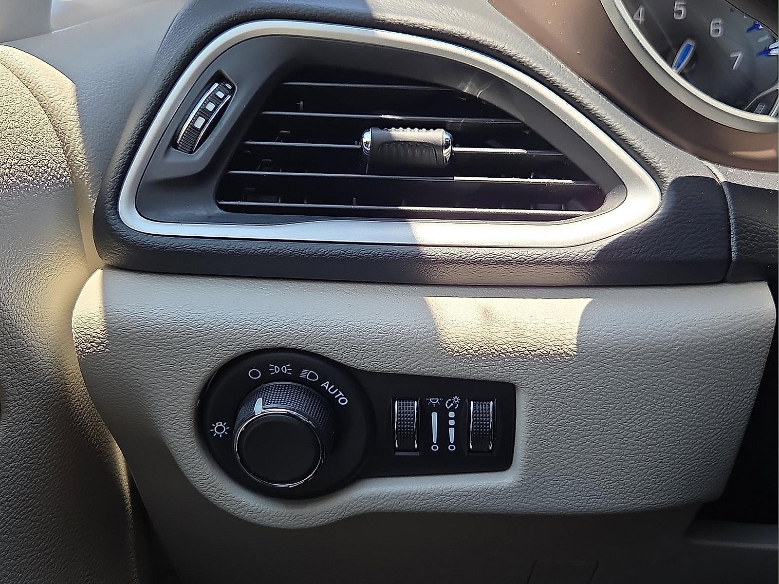 Used 2023 Chrysler Voyager LX FWD image 19