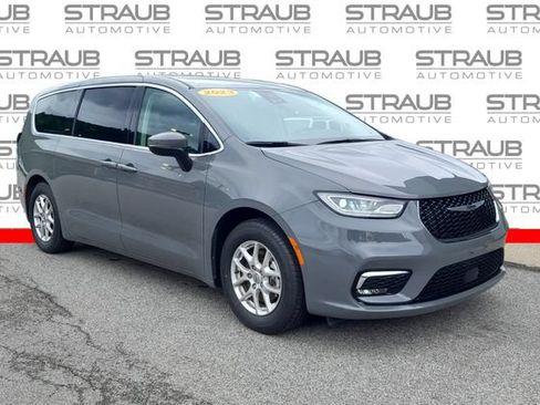 Used 2023 Chrysler Pacifica Touring-L FWD image 1