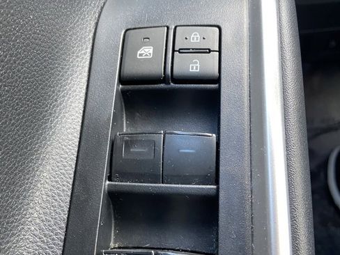 Used 2024 Toyota Highlander LE image 22