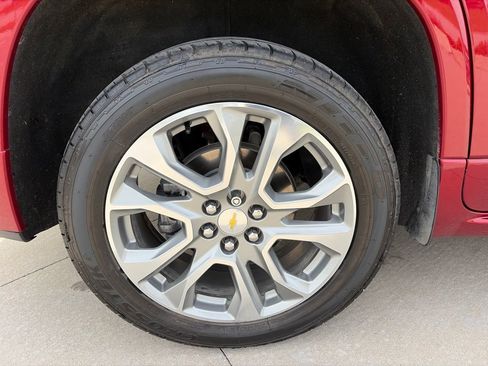 Used 2019 Chevrolet Traverse Premier w/ Driver Confidence II Package FWD image 25