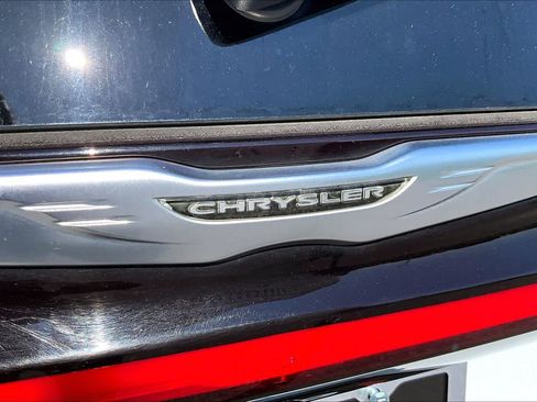 Used 2023 Chrysler Pacifica Touring-L FWD image 10