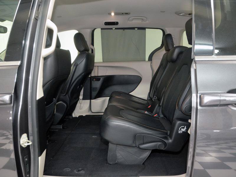 Used 2019 Chrysler Pacifica Touring-L FWD image 27