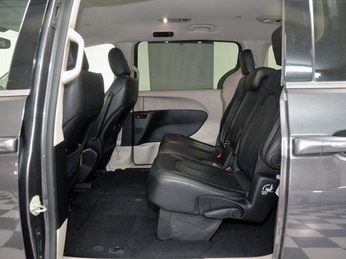 Used 2019 Chrysler Pacifica Touring-L FWD image 27