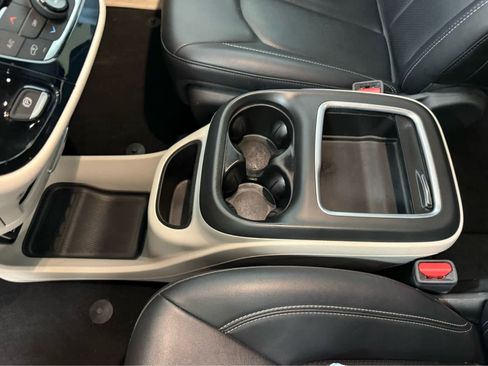 Used 2024 Chrysler Pacifica Touring-L FWD image 24