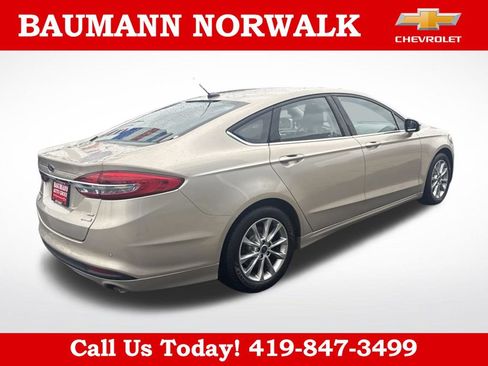 Used 2017 Ford Fusion SE w/ Fusion SE Technology Package FWD image 6