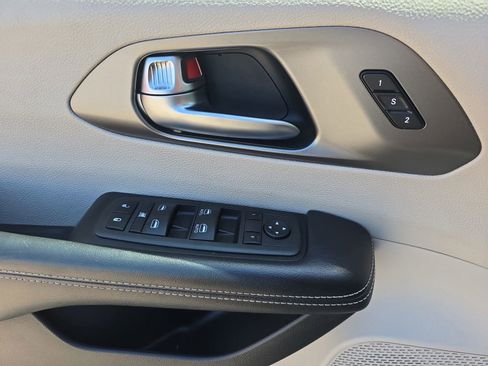 Used 2022 Chrysler Pacifica Touring-L FWD image 30
