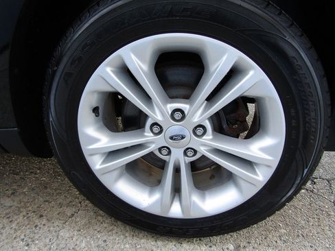 Used 2017 Ford Taurus SEL image 38