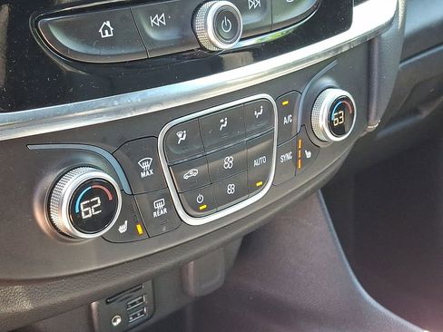 Used 2023 Chevrolet Traverse LT w/ LT Premium Package AWD/4WD image 17