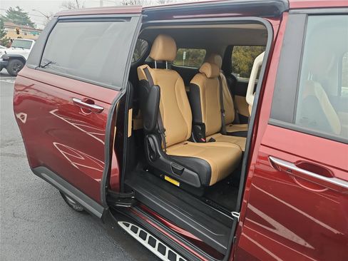 Used 2023 Kia Carnival LX image 30