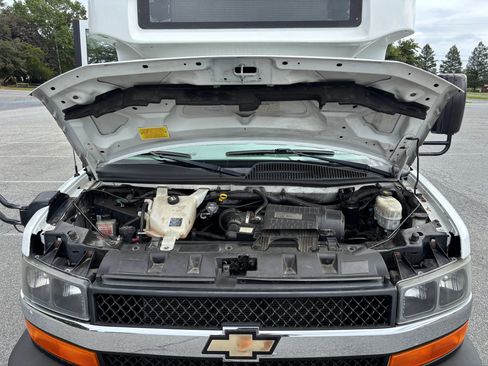 Used 2015 Chevrolet Express 4500 w/ Shuttle Bus Package image 40